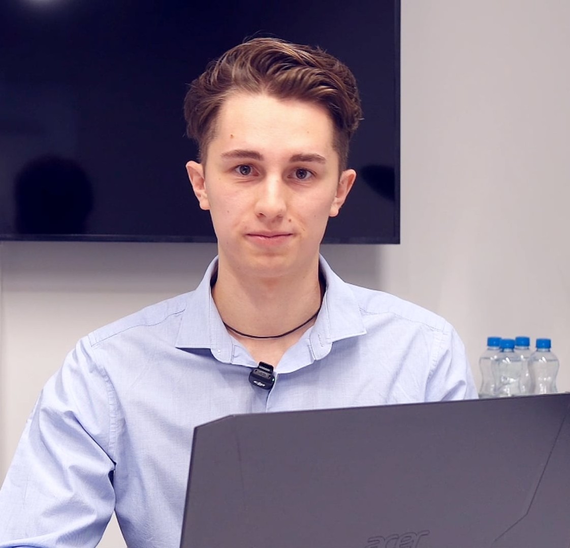 Molnár Ádám profil fotó